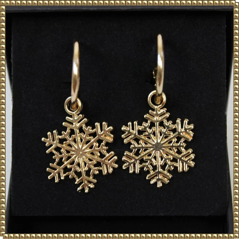 ๐SOLD๐๐๐บ๐จ๐ณ๐ฌ๐2 ๐๐๐ $12 - NEW In Box Gold Snowflake Dangle Earrings - Picture 1 of 6